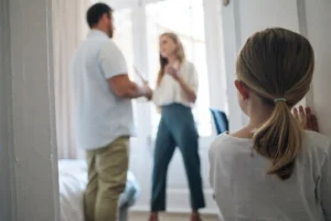 Niña observando a sus padres discutir