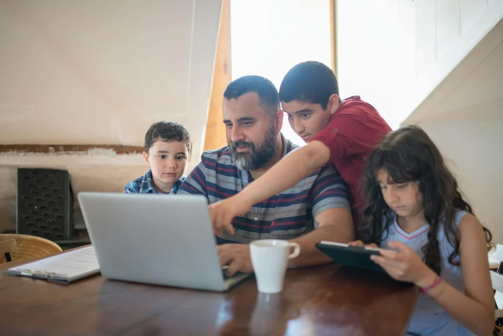 Padre separado compartiendo con sus hijos en su régimen de visitas