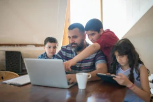 Padre separado compartiendo con sus hijos en su régimen de visitas