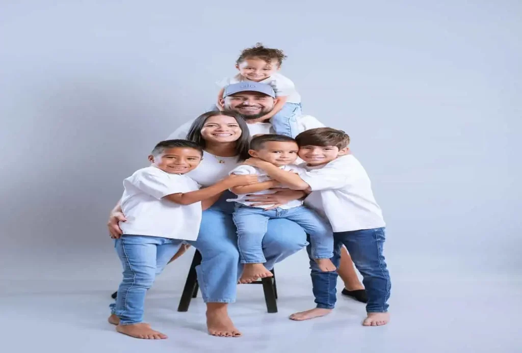Una familia como institución de la sociedad.