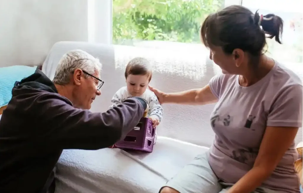 Abuelos jugando con su nieto en los días de visita.