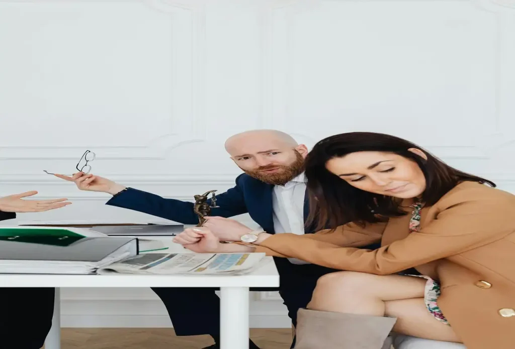 Una pareja firmando el convenio regulador de divorcio.