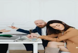 Una pareja firmando el convenio regulador de divorcio.